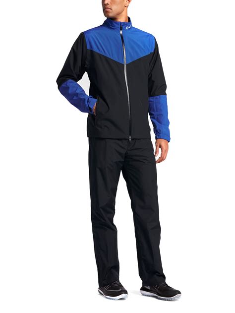 Golf rain suits. The type of golf pants you should wear depends on the weather. If it’s raining or cold, we recommend wearing rain golf pants like the Cirque, Tour Series, or Rainflex. If it’s hot, we’d recommend wearing men’s lightweight golf pants that are breathable and moisture-wicking. 
