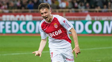 Golovin nets twice as Monaco rallies past Metz 2-1 to retain lead in French league