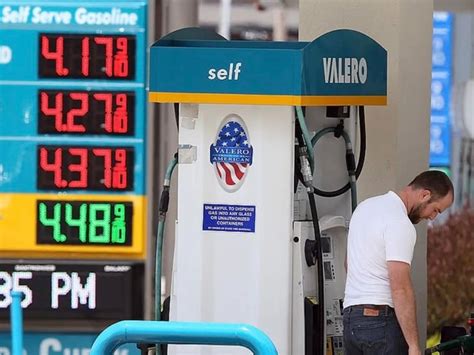 Golpe al bolsillo: los precios de la gasolina en EEUU alcanzan el máximo en 8 meses