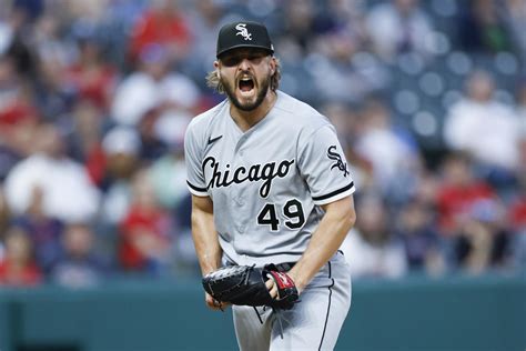 González hits 2-run double, Grandal homers as White Sox rally to top Guardians 4-2