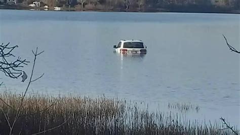 Good Samaritan describes rescuing woman from SUV stranded in Bridgewater lake
