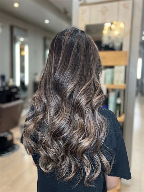 Avant-Garde Salon is best hair color salon with many different types of highlights available as well as styled highlights like Balayage and Babylights. Get a Hair balayage Miami by best balayage Miami Salon. Get lighter, uplifted balayage by getting a Foilyage. . 