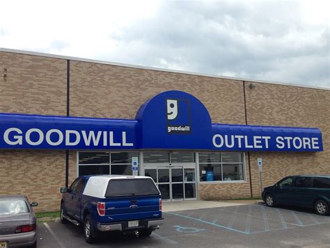 There's only 1 Goodwill Outlet, or Goodwill Bins, located in Albuquerque, New Mexico. In this location, there's a Goodwill Outlet Clearance store next to a regular Goodwill thrift store. The difference? The Goodwill Outlet offers unsorted clothes that's piled into large blue bins.. 