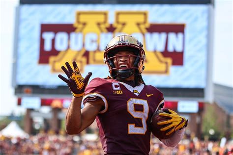 Gophers finish strong in 35-24 win over Louisiana