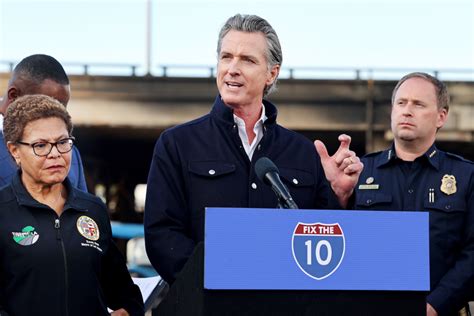 Gov. Gavin Newsom, L.A. Mayor Karen Bass hold press conference to discuss 10 Freeway fire response, updates