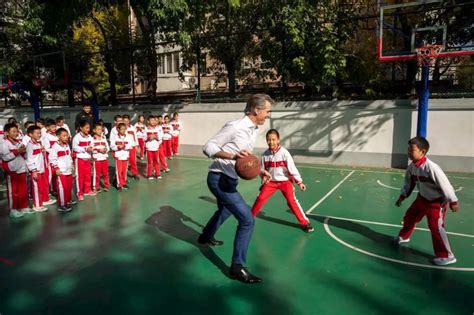 Gov. Newsom plays hardball in China, collides with student during schoolyard basketball game