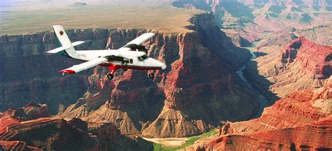 Grand canyon flights. When you check airline flight statuses online, you learn important information about whether the flight is on time, when it’s due to arrive and even what gate it’s going to. Checki... 