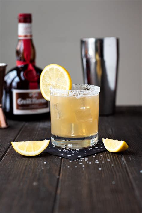  Cette recette de cocktail Grand Margarita très rafraîchissante associe l’acidité du citron vert aux notes minérales de la tequila. Elle y ajoute les saveurs du cognac et de la liqueur d’orange amère du Grand Marnier qui confèrent à ce cocktail une douceur raffinée et un vrai plaisir de dégustation. . 