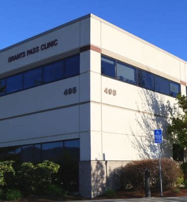 Grants pass clinic. Friday: Open 24 hours. Saturday: Open 24 hours. Visiting hours and visitor’s passes. Hospital entrance is open from 5 a.m. to 8 p.m. Between 8 p.m. and 5 a.m. check with unit for specific visiting hours. After 8 p.m. all visitors must obtain a visitor’s pass at the Emergency Entrance Information Desk, which is open 24/7. 