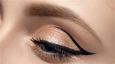 Graphic eyeliner. The days of black cat eyes and neutral smokey eyes are long gone — this year's makeup trends include graphic, colorful eyeliner and bright wings. Colorful eyeliner instantly draws attention to ... 