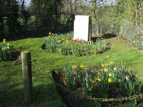 Grave of Warrior the War Horse - Southampton - Parks & Gardens