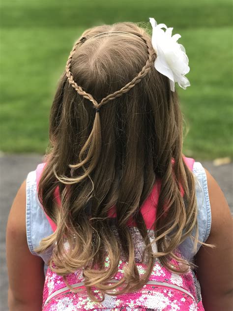 Great hairstyles for picture day. 18 5-Minute School Hairstyles for Kids. 3 5-Minute Back to School Hairstyles | Tessi Wood. These 5-minute school hairstyles for kids are perfect for the first day of school and picture day. They are oh so cute, and really easy to recreate. All you need is a comb with a pick on the end, clear elastics, and a decorative bow. 