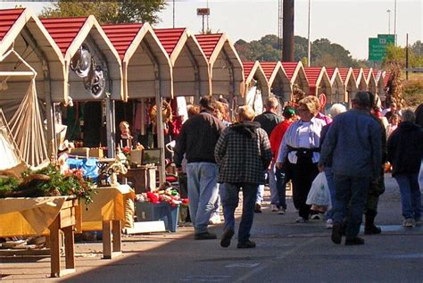 J. Stephen Conn - Flickr. Did you know that there are more than 600 vendors that set up shop here in this Tennessee flea market? It makes this flea market one of the most massive and entertaining spots in the state - and nation. Advertisement. Great Smokies Flea Market - Facebook.