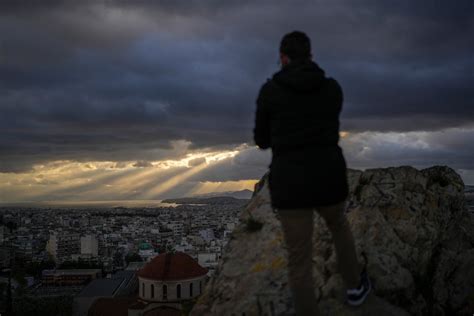 Greece raises minimum wage to pre-bailout levels