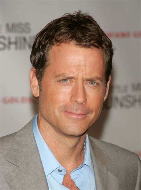 Greg Kinnear .