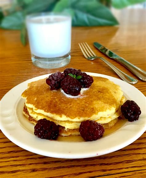 Griddle cakes. 1 tsp. vanilla extract. In a large bowl combine dry ingredients. In another bowl combine remaining ingredients. Add dry ingredients and stir until just combined. Prepare griddle, grease if necessary. Use 1/4 cup for each pancake. Bake 3 to 5 minutes, turn and bake other side. Makes about 8, at 125 calories each. 