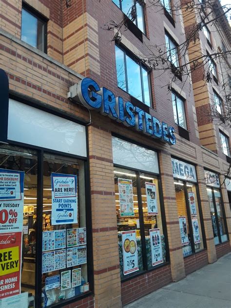 Gristedes - (Gristedes stores range from about 4,000 to about 20,000 square feet.) The recently shuttered Central Park West store was 3,200 square feet, too small in Mr. Catsimatidis’s view.