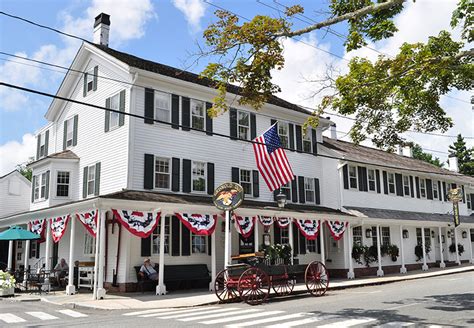 Griswold inn. The inn they remember is the Griswold Inn on Main Street in the Connecticut River town of Essex. "The Gris," as it is commonly known, is also described as being the oldest inn in the state. 