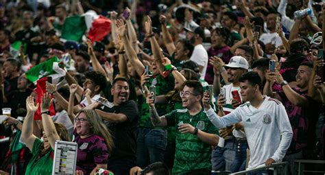 Gritos homofóbicos de hinchas mexicanos obligan a terminar antes el partido contra EEUU