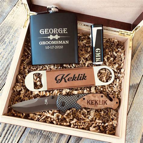 Groomsmen gifts. Groomsmen usually wear boutonnieres, which can cost around $20 each. Typically, these floral arrangements are paid for by the groom's parents. According to traditional wedding budget etiquette, the groom's family pays for personal flowers, like bouquets, boutonnieres and corsages. 
