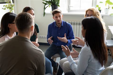 Group facilitators earn an average salary of $41,394 per annum. This varies from $28,000 and $61,000. This varies from $28,000 and $61,000. The minimum educational qualification for this job is a bachelor's degree in psychology or a related field.. 