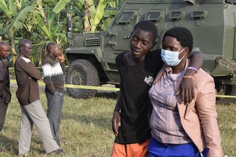 Grupo armado asesina a tiros y cuchillazos a más de 40 en una escuela en Uganda