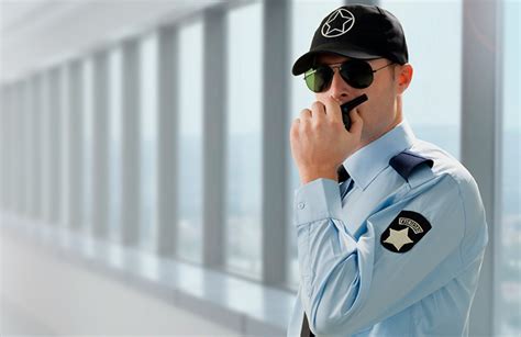 Guardia de seguridad en las vacantes de la oficina de apuestas en moscú.