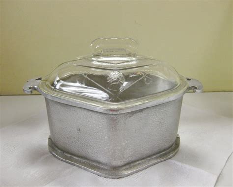 This is a fabulous serving tray that doubles as a lid on a Guardian Service Cookware roaster. These can go from oven to table and keep foods warm for a long time. Its in really nice, clean condition but does have some slight discoloration on the inside as shown. Measures 15 x 10 1/2 including the