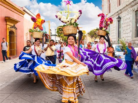 Guelaguetza. El término "Guelaguetza" proviene del zapoteco y significa "ofrenda" o "intercambio de regalos y servicios". Durante la festividad, las diferentes comunidades y grupos étnicos de Oaxaca se reúnen para compartir su cultura y tradiciones a través de bailes, música, comida y artesanías. Cada grupo presenta sus propias danzas, vestimentas y música … 