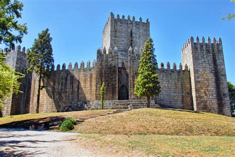 Guimarães castle. The castle is a vast fortress surrounded by crenellated ramparts with seven square towers. In the heart of the fortress, the keep hovers 28 meters / 90 feet above … 