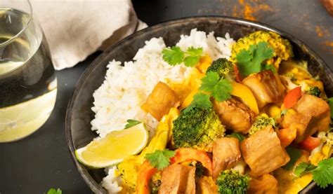 Gul,  skarlakansröd  samt  smaragdgrön curry.