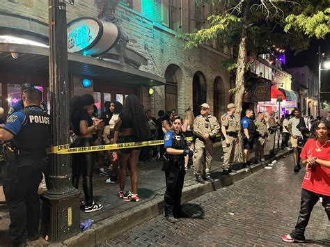 Gun accidentally goes off in Sixth Street bar, injures 2 people