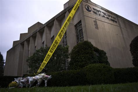 Gunman in Pittsburgh synagogue massacre planned attack, defense acknowledges as trial gets underway