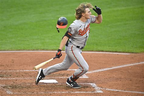 Gunnar Henderson’s 2-run homer in 8th lifts Orioles to 5-4 comeback win over Rockies, extending AL East lead
