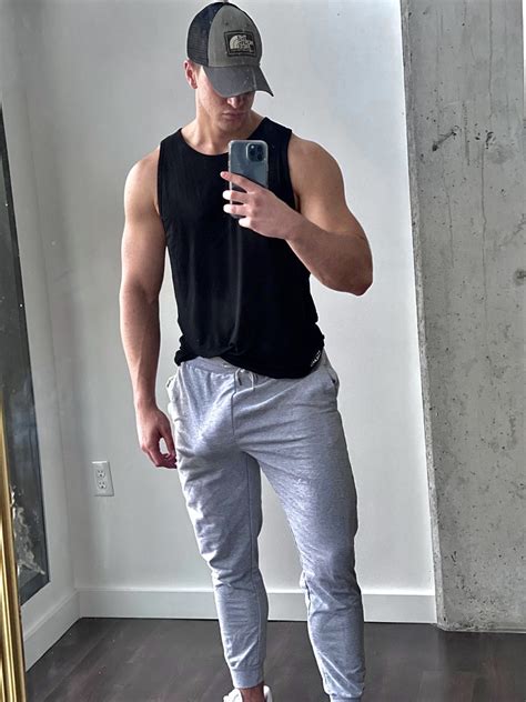 Guys in gray sweatpants. Dec 1, 2016 · All the way back in May of 2015, an article published on BuzzFeed entitled "Gray Sweatpants Are The Most Important Thing A Man Can Wear" was one of the first to celebrate photos of foxy men in ... 