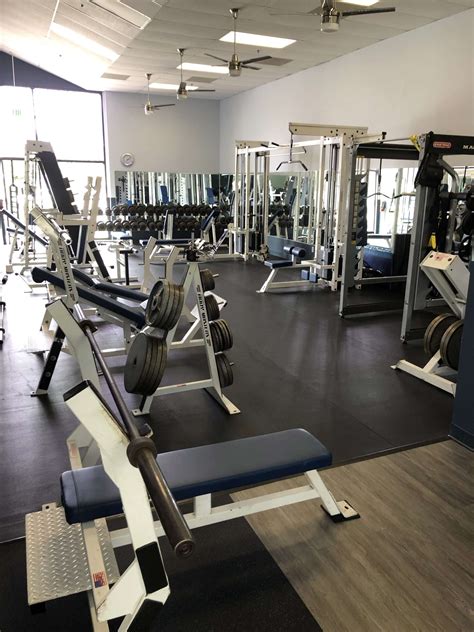 Gyms in huntington beach. A coffee maker and work desk are also included in each room. Breakfast is available at the property's restaurant. A 24-hour convenience store is available. 