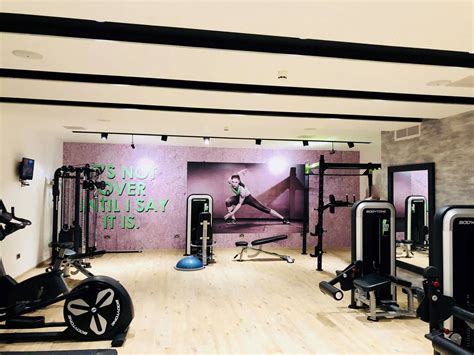 Gyms in st george. Gold’s Gym is one of the most popular fitness franchises in the world, with over 700 locations in 38 countries. With its signature black and gold logo, Gold’s Gym is a household na... 