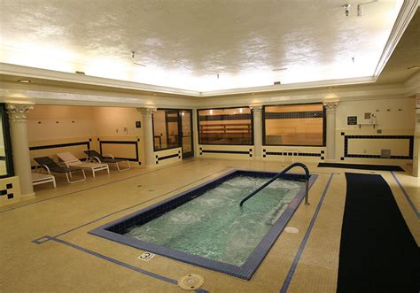 Gyms with steam room near me. Typically found in gyms and spas, saunas generate high temperatures and dry heat, while steam rooms utilize steam and humidity. Both have potential health … 