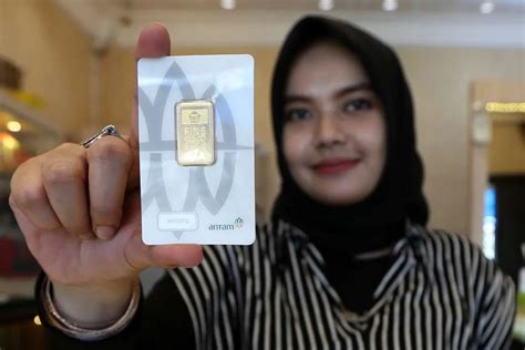 Harga Emas Fluktuatif, Warga Surabaya Pilih Tunda ... - balustradellc