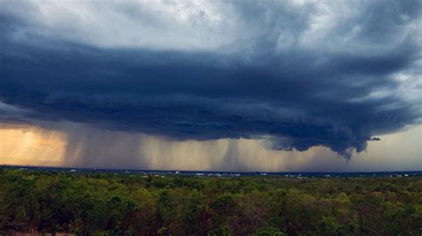 Hawaii shuts down as powerful storm pummels islands - Yahoo - balustradellc