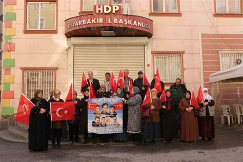 HDP önündeki evlat mücadelesinde Gara Şehitleri anıldıs