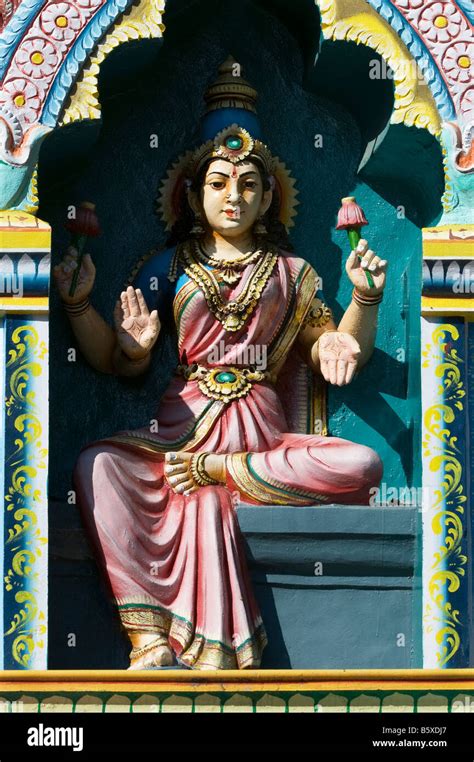 Hindu deity painted statue hi-res stock photography and images - Alamy - balustradellc