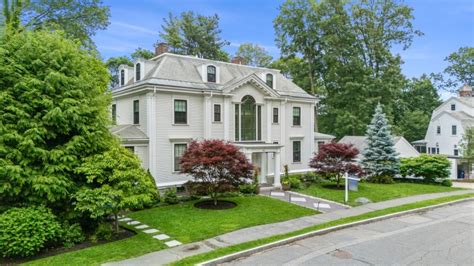 Home Showcase: Modernized Newton Colonial invites - balustradellc