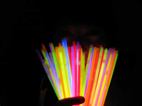 How Glow Stick Colors Work - ThoughtCo - wintechmobiles.com
