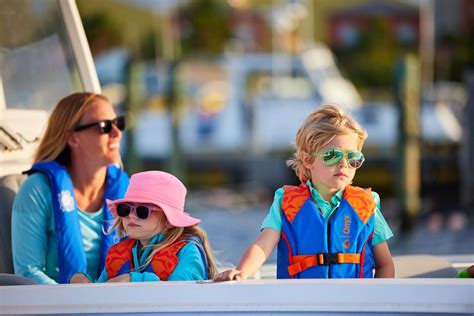 How Life Jackets Work (and Why You Should Wear One) - balustradellc
