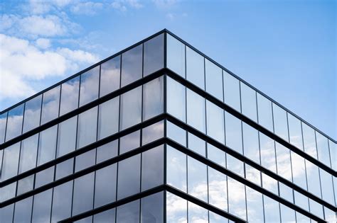 How Reflective Glass Is Used in Commercial Architecture - balustradellc