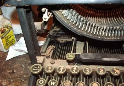 How to Clean Vintage Typewriters - Step by Step - muktibox.com