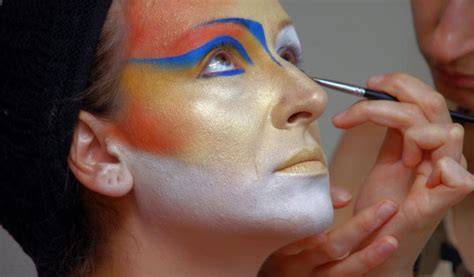 How to Do Stage and Theater Makeup - L’Oréal Paris - muktibox.com