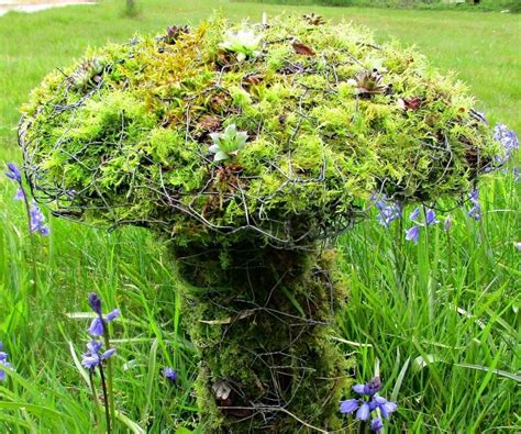 How to Make a Chicken Wire and Moss Toadstool - Craft Invaders - muktibox.com