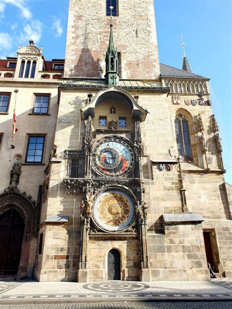 HOW TO READ THE PRAGUE ASTRONOMICAL CLOCK - YouTube